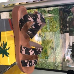Camouflage elastic strappy sandals